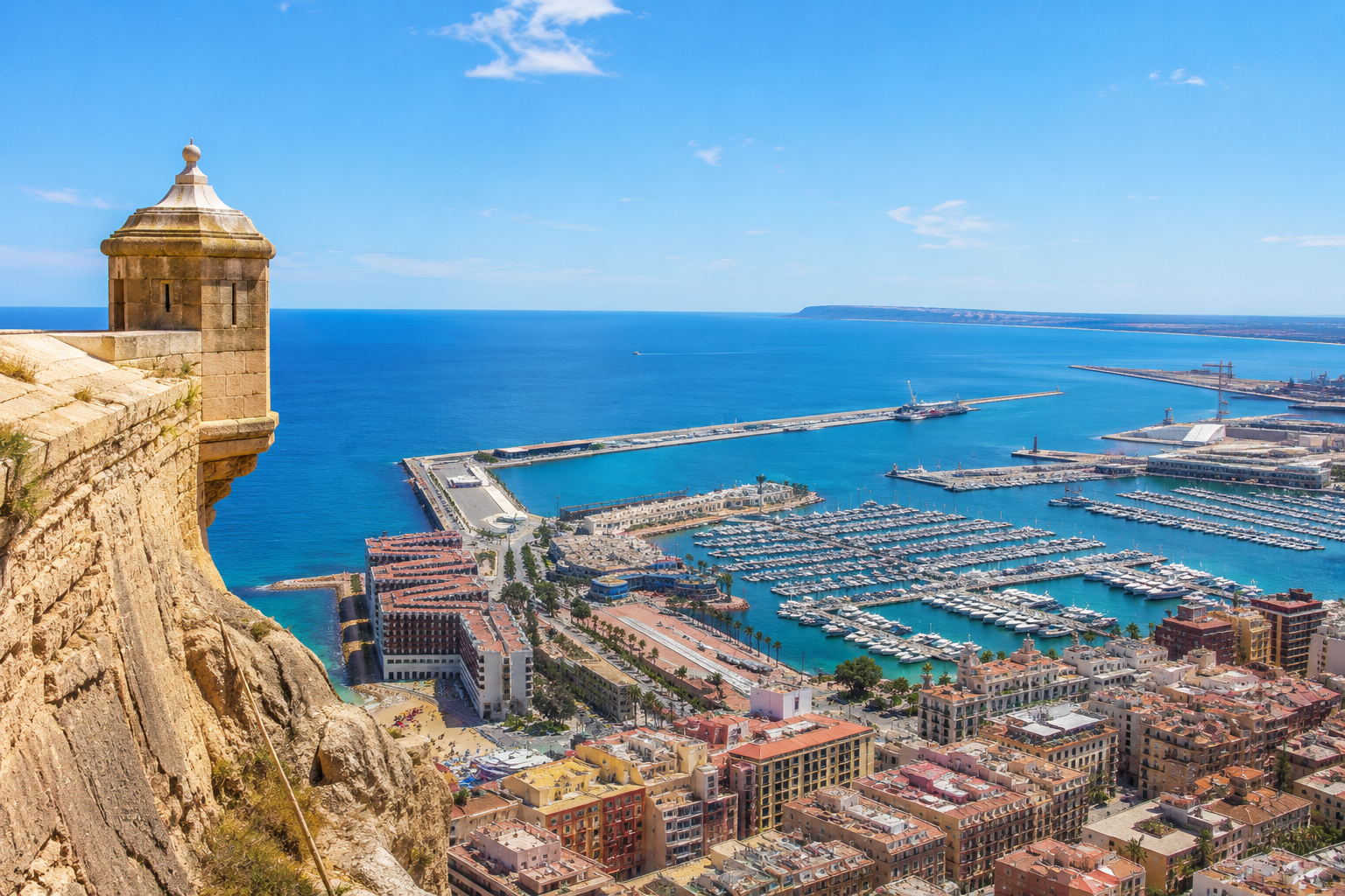 Vista de Alicante con el castillo de Santa Bárbara y el puerto