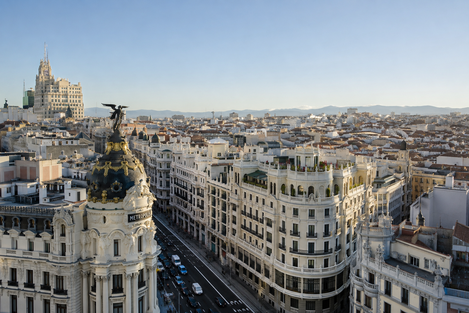 Vista aérea de la Gran Vía y el horizonte de Madrid al atardecer